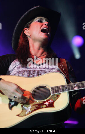 8 octobre 2011 - Oshawa, Ontario, Canada - Chanteur Terri Clark se produit devant une salle comble au Centre de GM à Oshawa (Ontario) sur son plus récent arrêt à l'appui de son ''Racines et Ailes' tour. (Crédit Image : © Steve/ZUMAPRESS.com) Dormer/Southcreek Banque D'Images