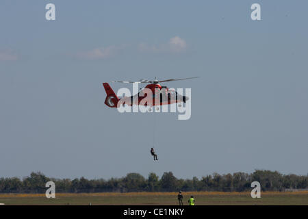 16 octobre 2011 - Houston, Texas, États-Unis - Le United States Coast Guard démontrant l'efficacité de sa récupération à courte portée, l'hélicoptère Aerospatiale Dauphine (''Dolphin'') HH-65C au cours d'ailes au-dessus de Houston à Ellington Field à Houston, TX. (Crédit Image : © Juan DeLeon/Southcreek/ZUMAPRESS.co Banque D'Images