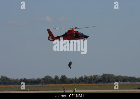 16 octobre 2011 - Houston, Texas, États-Unis - Le United States Coast Guard démontrant l'efficacité de sa récupération à courte portée, l'hélicoptère Aerospatiale Dauphine (''Dolphin'') HH-65C au cours d'ailes au-dessus de Houston à Ellington Field à Houston, TX. (Crédit Image : © Juan DeLeon/Southcreek/ZUMAPRESS.co Banque D'Images