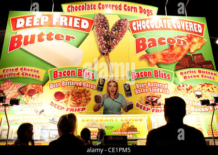 Août 04, 2011 - Costa Mesa, Californie, États-Unis - Un vendeur de vendre des aliments, entre autres choses, le beurre et le chocolat recouvert de bacon, fairgoers attire au cours de l'Orange County Fair 2011 à l'Orange County Fairgrounds. (Crédit Image : © John Schreiber/ZUMAPRESS.com) Banque D'Images