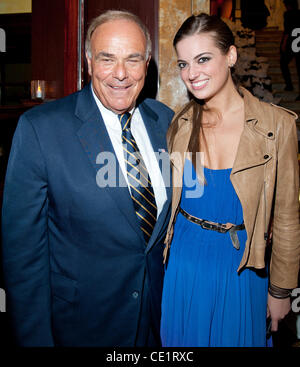 12 septembre 2011 - Philadelphia, PA, USA - l'ancien gouverneur de Pennsylvanie ED RENDELL et date au Philadelphia Style Magazine a tenu au Palm Restaurant à Philadelphie pour designer de mode Nicole Miller. Miller orne la question de la mode d'automne du magazine. (Crédit Image : © Ricky Fitchett/ZUM Banque D'Images