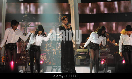 15 octobre 2011 - Bronx, New York, USA - Chanteur, Estelle, effectuant à l'enregistrement de Black Girls Rock a tenu au Paradise Theatre dans le Bronx à New York. (Crédit Image : © Ricky Fitchett/ZUMAPRESS.com) Banque D'Images