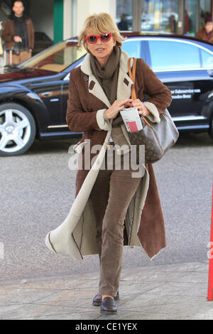 Uschi Glas et mari arrivant à l'aéroport de Tegel. Berlin, Allemagne - 04.02.2012 Banque D'Images