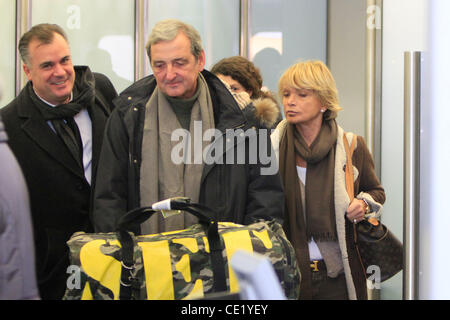 Uschi Glas et mari Dieter Hermann arrivant à l'aéroport de Tegel. Berlin, Allemagne - 04.02.2012 Banque D'Images