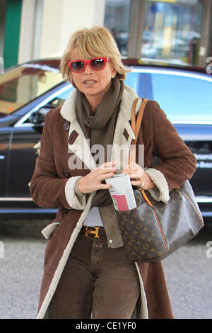 Uschi Glas et mari arrivant à l'aéroport de Tegel. Berlin, Allemagne - 04.02.2012 Banque D'Images