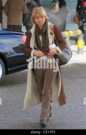 Uschi Glas et mari arrivant à l'aéroport de Tegel. Berlin, Allemagne - 04.02.2012 Banque D'Images