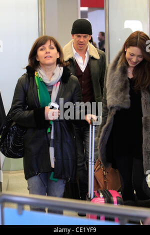 Markus Lanz avec sa nouvelle petite amie Angela Gressmann répond à son ancienne amie Birgit Schrowange à l'aéroport de Tegel. Berlin, Allemagne - 04.02.2012 Banque D'Images