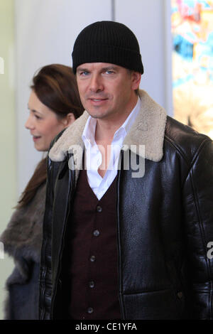 Markus Lanz avec sa nouvelle petite amie Angela Gressmann à l'aéroport de Tegel. Berlin, Allemagne - 04.02.2012 Banque D'Images