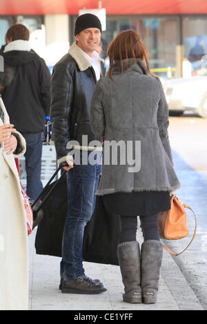 Markus Lanz avec sa nouvelle petite amie Angela Gressmann à l'aéroport de Tegel. Berlin, Allemagne - 04.02.2012 Banque D'Images