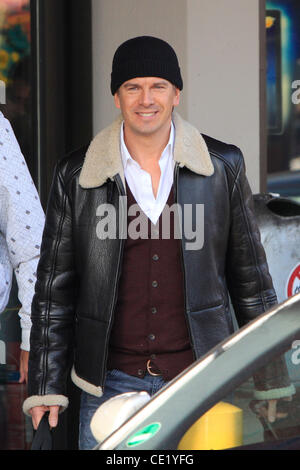 Markus Lanz avec sa nouvelle petite amie Angela Gressmann à l'aéroport de Tegel. Berlin, Allemagne - 04.02.2012 Banque D'Images