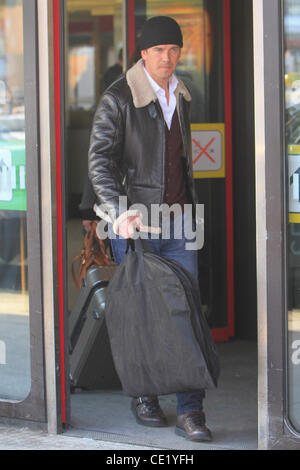 Markus Lanz avec sa nouvelle petite amie Angela Gressmann à l'aéroport de Tegel. Berlin, Allemagne - 04.02.2012 Banque D'Images