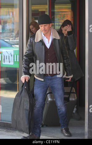 Markus Lanz avec sa nouvelle petite amie Angela Gressmann à l'aéroport de Tegel. Berlin, Allemagne - 04.02.2012 Banque D'Images