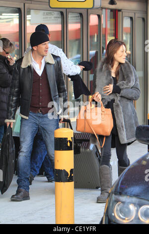 Markus Lanz avec sa nouvelle petite amie Angela Gressmann à l'aéroport de Tegel. Berlin, Allemagne - 04.02.2012 Banque D'Images