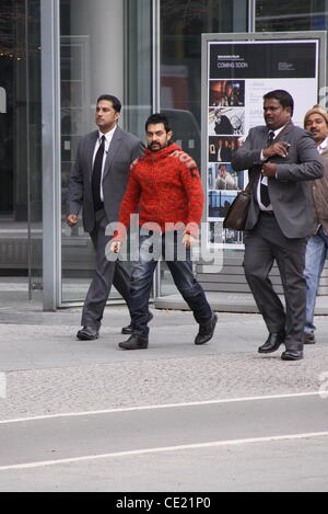 Aamir Khan sur son chemin à l'hôtel Grand Hyatt à assister à une conférence de presse pour le 61e Festival International du Film de Berlin (Berlinale). Berlin, Allemagne - Modifié 10.02.2011 Banque D'Images