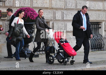 Lilly Kerssenberg aka Lilly Becker de quitter l'hôtel de Rome avec son bébé Amadeus. Berlin, Allemagne - 31.10.2010 Banque D'Images