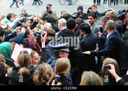 Shahrukh Khan essaie de trouver un chemin dans la foule tout en laissant à la conférence de presse pour le film 'le 2' au Friedrichstadtpalast. Berlin, Allemagne - 22.10.2010 Banque D'Images