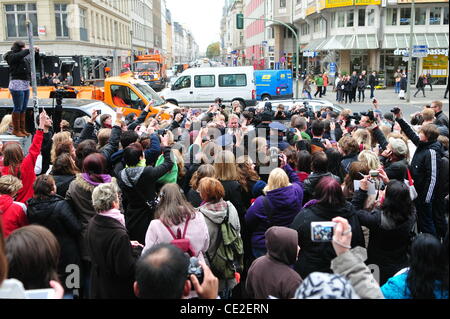 Shahrukh Khan essaie de trouver un chemin dans la foule tout en laissant à la conférence de presse pour le film 'le 2' au Friedrichstadtpalast. Berlin, Allemagne - 22.10.2010 Banque D'Images