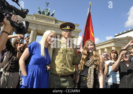 Les filles de David Hasselhoff Hayley Amber et Taylor Ann de Bella Diva posant avec un soldat russe et un drapeau rouge à la porte de Brandebourg (Brandenburger Tor). Berlin, Allemagne - 24.08.2010 Banque D'Images