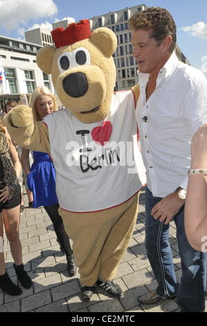 David Hasselhoff accueille une mascotte ours de Berlin à la porte de Brandebourg (Brandenburger Tor). Berlin, Allemagne - 24.08.2010 Banque D'Images