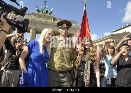 Les filles de David Hasselhoff Hayley Amber et Taylor Ann de Bella Diva posant avec un soldat russe et un drapeau rouge à la porte de Brandebourg (Brandenburger Tor). Berlin, Allemagne - 24.08.2010 Banque D'Images