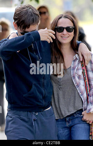 Tobey Maguire et Jennifer Meyer un appareil-photo timide Tobey Maguire en laissant le Pain Quotidien après avoir déjeuner avec sa femme à Los Angeles, Californie - 29.01.11 Banque D'Images