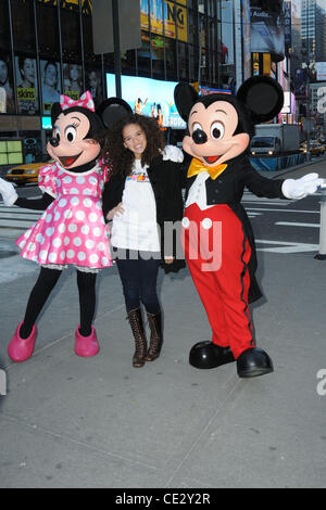 Mickey Mouse, Madison Pettis et Minnie assister au lancement de Disney Junior à Times Square Studios New York City, USA - 10.02.11 Banque D'Images