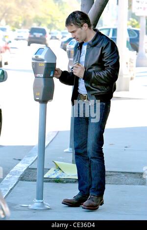 Olivier Martinez l'alimentation d'un parcomètre tandis que dehors pour faire des courses à Los Angeles, Californie - 09.10.10 Banque D'Images