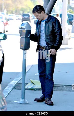 Olivier Martinez l'alimentation d'un parcomètre tandis que dehors pour faire des courses à Los Angeles, Californie - 09.10.10 Banque D'Images