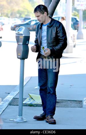 Olivier Martinez l'alimentation d'un parcomètre tandis que dehors pour faire des courses à Los Angeles, Californie - 09.10.10 Banque D'Images