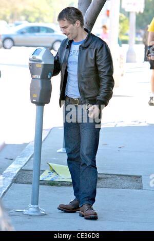 Olivier Martinez l'alimentation d'un parcomètre tandis que dehors pour faire des courses à Los Angeles, Californie - 09.10.10 Banque D'Images