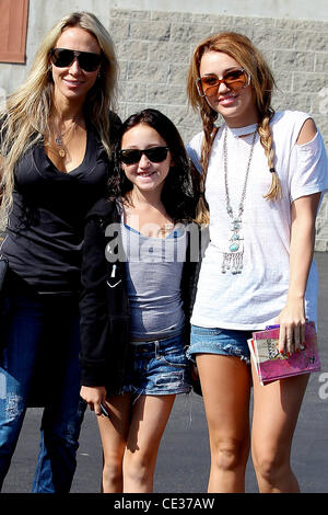 Tish Cyrus, Noah Cyrus et Miley Cyrus Miley Cyrus arrivant à Paty's Restaurant à Toluca Lake pour aller déjeuner avec sa mère et sa soeur à Los Angeles, Californie - 12.10.10 Banque D'Images