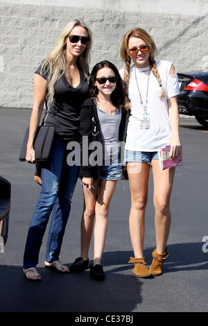 Tish Cyrus, Noah Cyrus et Miley Cyrus Miley Cyrus arrivant à Paty's Restaurant à Toluca Lake pour aller déjeuner avec sa mère et sa soeur à Los Angeles, Californie - 12.10.10 Banque D'Images