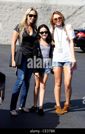 Tish Cyrus, Noah Cyrus et Miley Cyrus Miley Cyrus arrivant à Paty's Restaurant à Toluca Lake pour aller déjeuner avec sa mère et sa soeur à Los Angeles, Californie - 12.10.10 Banque D'Images