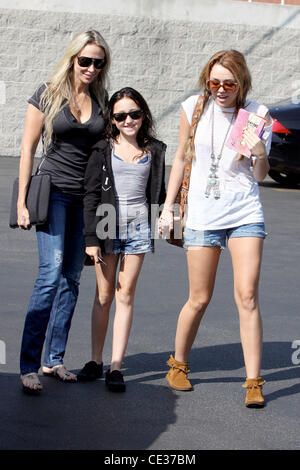 Tish Cyrus, Noah Cyrus et Miley Cyrus Miley Cyrus arrivant à Paty's Restaurant à Toluca Lake pour aller déjeuner avec sa mère et sa soeur à Los Angeles, Californie - 12.10.10 Banque D'Images