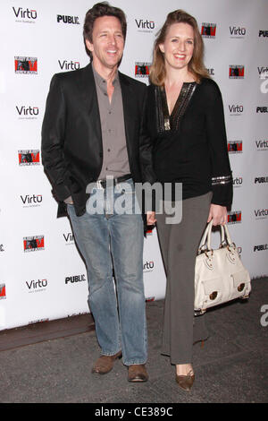 Andrew McCarthy et son épouse Dolores Rice soirée d'ouverture de la production musicale de Broadway 'Bloody Bloody Andrew Jackson' à la Bernard B. Jacobs Theatre - Arrivées. La ville de New York, USA - 13.10.10 Banque D'Images