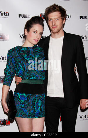 Zoe Lister-Jones et Daryl Wein soirée d'ouverture de la production musicale de Broadway 'Bloody Bloody Andrew Jackson' à la Bernard B. Jacobs Theatre - Arrivées. La ville de New York, USA - 13.10.10 Banque D'Images