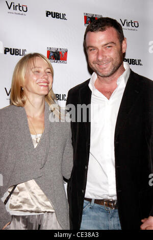 Naomi Watts et Liev Schreiber soirée d'ouverture de la production musicale de Broadway 'Bloody Bloody Andrew Jackson' à la Bernard B. Jacobs Theatre - Arrivées. La ville de New York, USA - 13.10.10 Banque D'Images