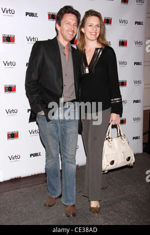 Andrew McCarthy et son épouse Dolores Rice soirée d'ouverture de la production musicale de Broadway 'Bloody Bloody Andrew Jackson' à la Bernard B. Jacobs Theatre - Arrivées. La ville de New York, USA - 13.10.10 Banque D'Images