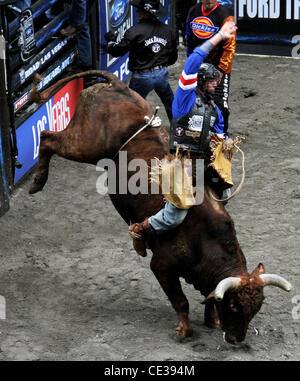 Professional Bull Riders' Top 10 Bull Riders concurrencer dans l'OBTENTEUR Construit Ford Tough Road à Las Vegas à Times Square New York City, USA - 15.10.10 Banque D'Images