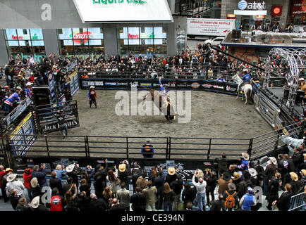 Professional Bull Riders' Top 10 Bull Riders concurrencer dans l'OBTENTEUR Construit Ford Tough Road à Las Vegas à Times Square New York City, USA - 15.10.10 Banque D'Images