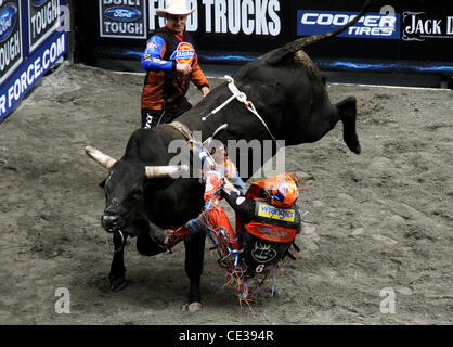 Professional Bull Riders' Top 10 Bull Riders concurrencer dans l'OBTENTEUR Construit Ford Tough Road à Las Vegas à Times Square New York City, USA - 15.10.10 Banque D'Images