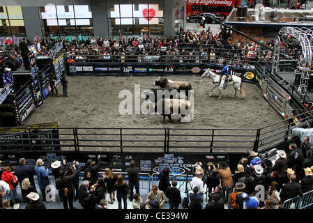 Professional Bull Riders' Top 10 Bull Riders concurrencer dans l'OBTENTEUR Construit Ford Tough Road à Las Vegas à Times Square New York City, USA - 15.10.10 Banque D'Images