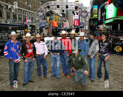 Professional Bull Riders' Top 10 Bull Riders concurrencer dans l'OBTENTEUR Construit Ford Tough Road à Las Vegas à Times Square New York City, USA - 15.10.10 Banque D'Images