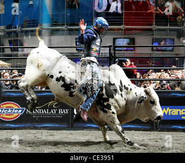 Professional Bull Riders' Top 10 Bull Riders concurrencer dans l'OBTENTEUR Construit Ford Tough Road à Las Vegas à Times Square New York City, USA - 15.10.10 Banque D'Images