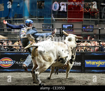 Professional Bull Riders' Top 10 Bull Riders concurrencer dans l'OBTENTEUR Construit Ford Tough Road à Las Vegas à Times Square New York City, USA - 15.10.10 Banque D'Images