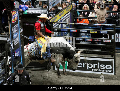 Professional Bull Riders' Top 10 Bull Riders concurrencer dans l'OBTENTEUR Construit Ford Tough Road à Las Vegas à Times Square New York City, USA - 15.10.10 Banque D'Images