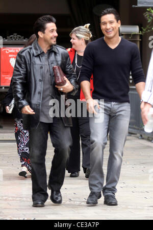 Mario Lopez, présentateur de 'Extra', arriver sur le plateau d'interviewer Dane Cook du Grove West Hollywood, Californie - 18.10.10 Banque D'Images