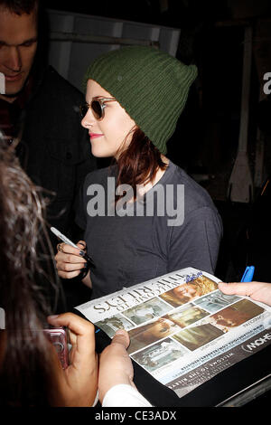 Kristen Stewart arrivant à l'ABC studios avant son apparition sur "Live with Regis and Kelly. La ville de New York, USA - 19.10.10 Banque D'Images