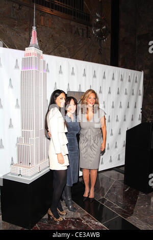 Kilstock riche Daniella, Rosie Perez et Denise Denise riche riche et Rosie Perez light l'Empire State Building pour Gabrielle's Angel Foundation for Cancer Research, New York, USA - 20.10.10 Banque D'Images