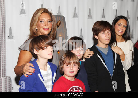 Denise riches et riches en Kilstock Daniella Denise riches et lumière Rosie Perez l'Empire State Building pour Gabrielle's Angel Foundation for Cancer Research, New York, USA - 20.10.10 Banque D'Images